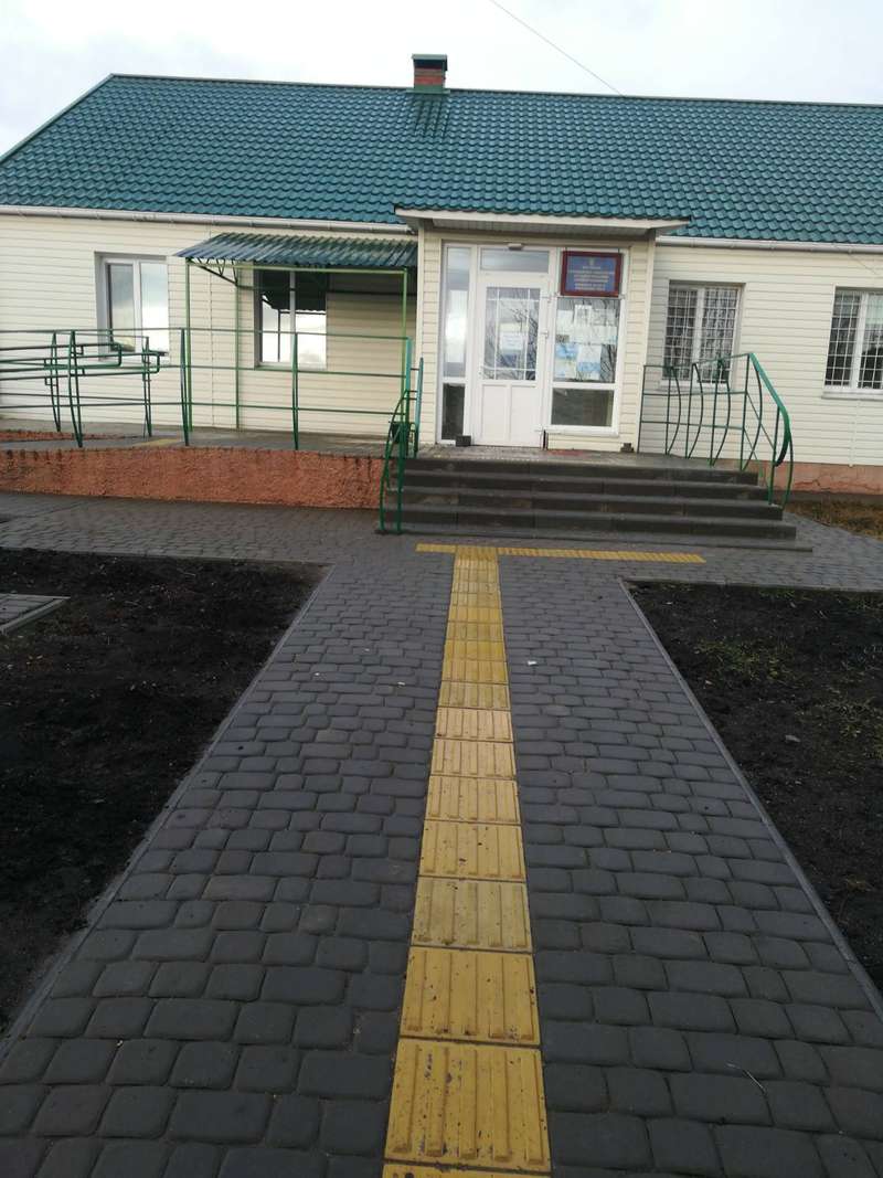 В амбулаторії Гавришівки відремонтували вхідну групу та постелили тактильну плитку