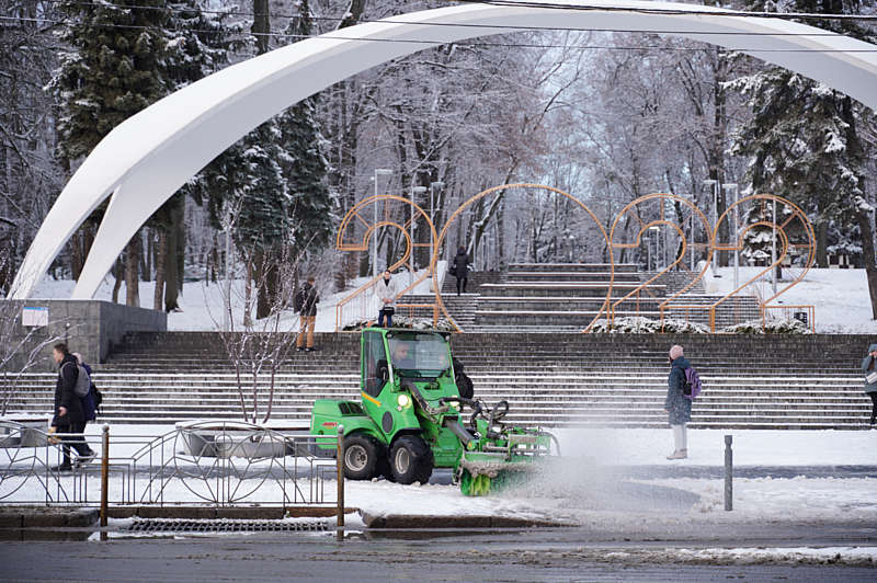 Більше як пів сотні одиниць спецтехніки залучили до прибирання міста від снігу