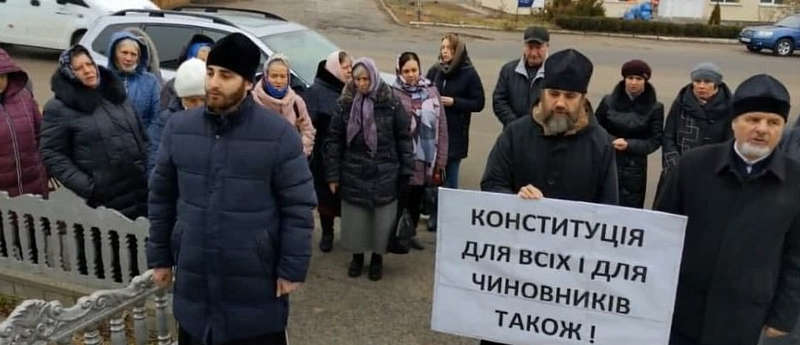 Перевізники відмовилися везти вірян Московського патріархату під обласну раду