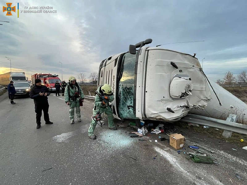 Автоцистерна з аміаком перекинулася поблизу Вінниці