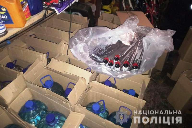 1000 літрів фальсифікату вилучили в Крижополі в гаражі місцевого «бутлегера»… 