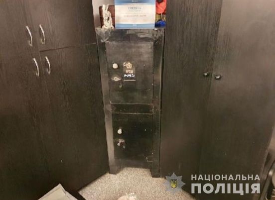 Один в аптеці!!! 8-класник у Вінниці викрав із сейфа аптеки 140 тисяч гривень! Хлопець встиг розтринькати 12 тисяч до затримання поліцією… 