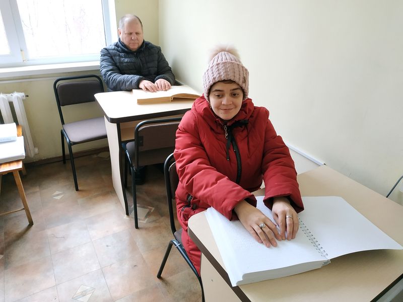 Незрячі «читають руками» у вінницькій бібліотеці УТОС