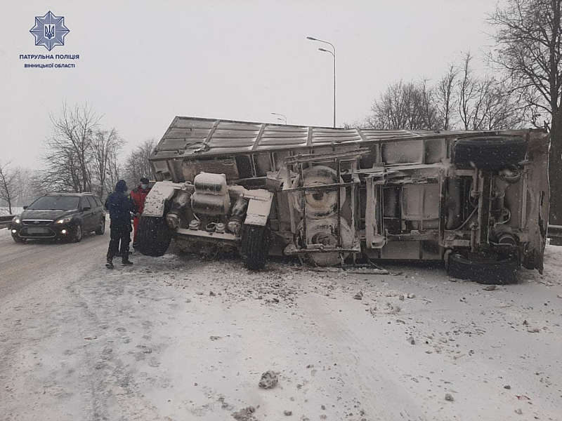 Швидка і вантажівка зіткнулись на трасі М-30 під Вінницею. Дорогу біля турбівського кругу заблоковано!