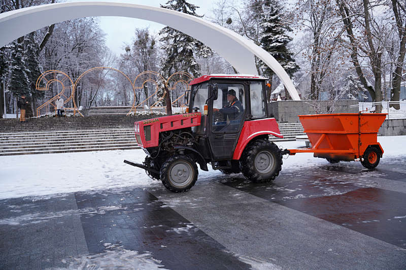 Комунальні служби прибирали Вінницю від снігу всю ніч, роботи продовжились й зранку