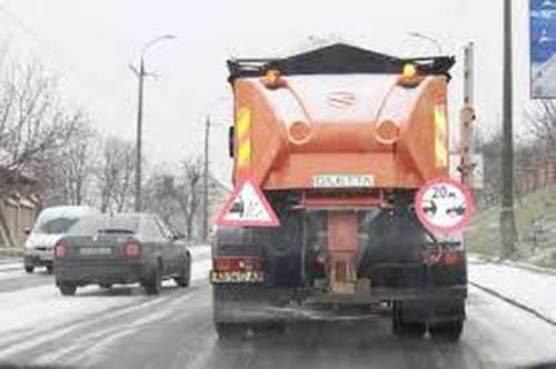 У Вінниці обробляють протиожеледною сумішшю дороги та двори