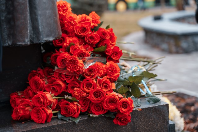 Вінничани поклали квіти до пам’ятника «Жертвам чорнобиля»