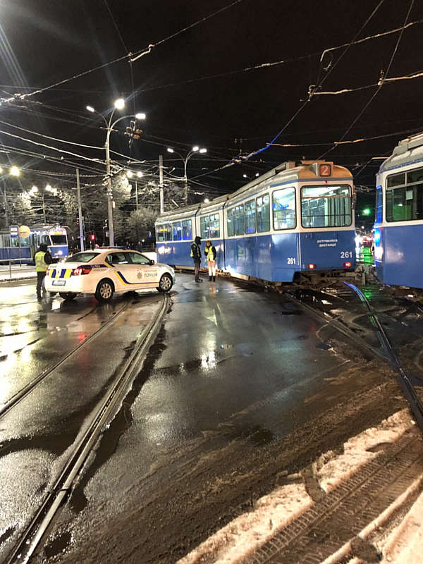 Трамвай №261 зійшов із колій на «Урожаї»… Вечір понеділка став найгіршим днем для водіїв та пасажирів у Вінниці