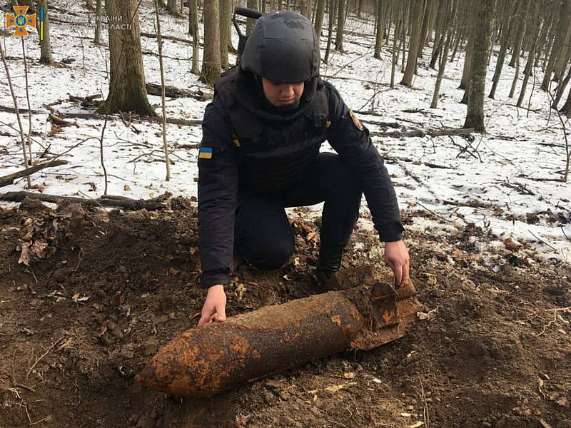 50-кілограмову бомбу знайшли в лісі за Плисковом на Вінниччині…  Радіус руйнівної дії боєприпасу – 1 кілометр!