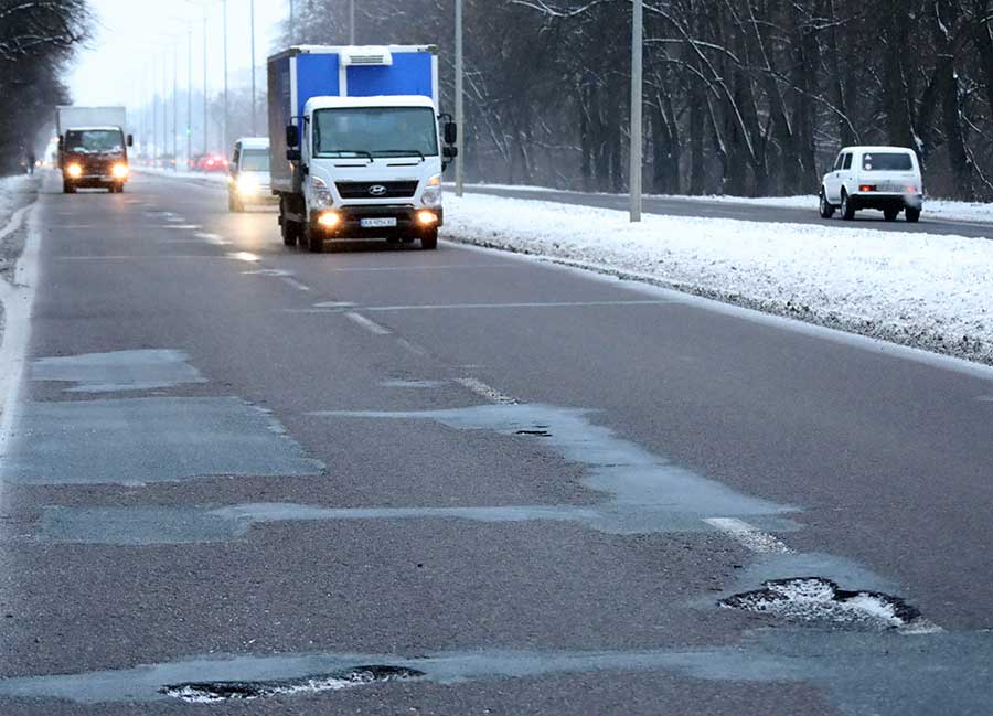 Асфальт зійшов разом зі снігом: чому так стається у Вінниці?