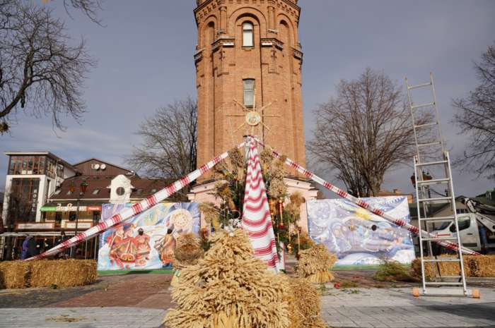 На Європейські площі у Вінниці з’явились різдвяні зірки та триметровий дідух