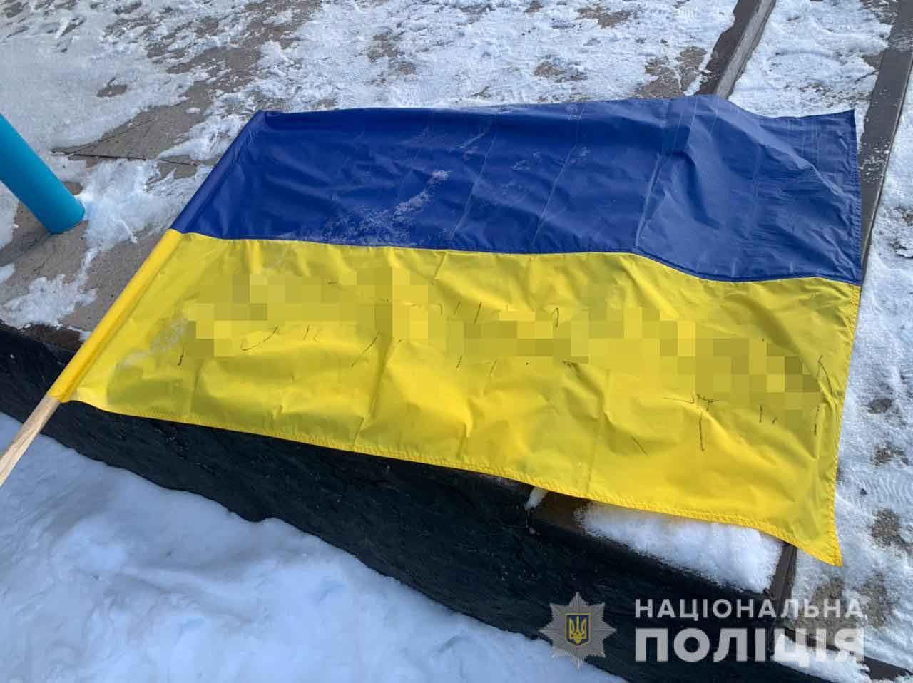 «Курва» – на прапорі України написала 18-річна Віка з Оленівки, бо образилася на працівницю сільради, що «вчила жити»