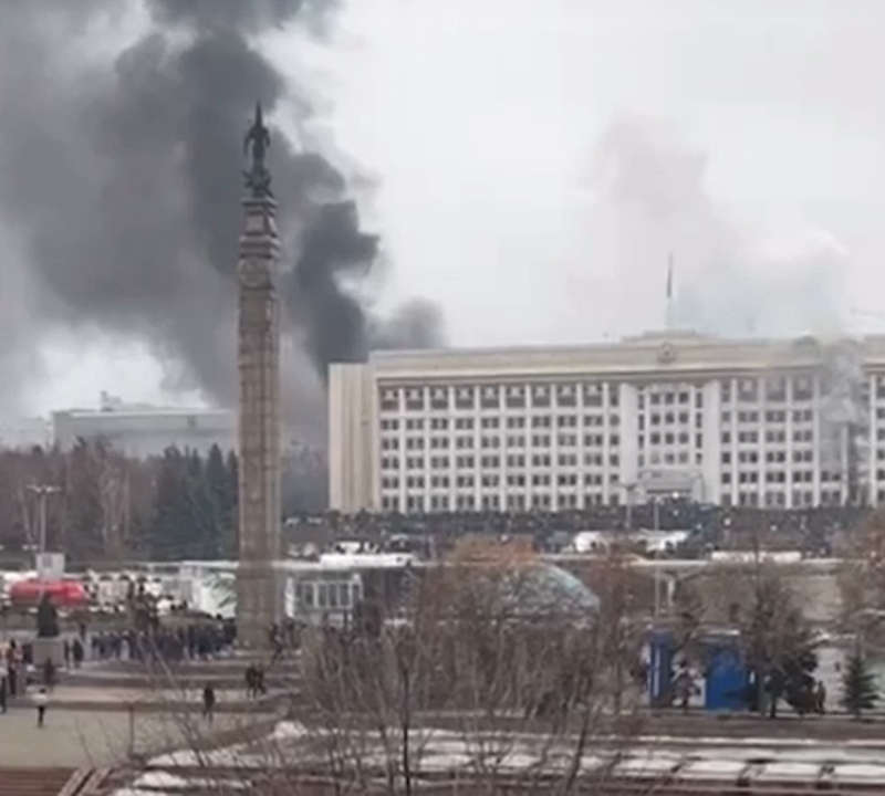 У центральній частині Алмати сталися сутички мітингувальників із поліцією. Люди захопили адміністрацію