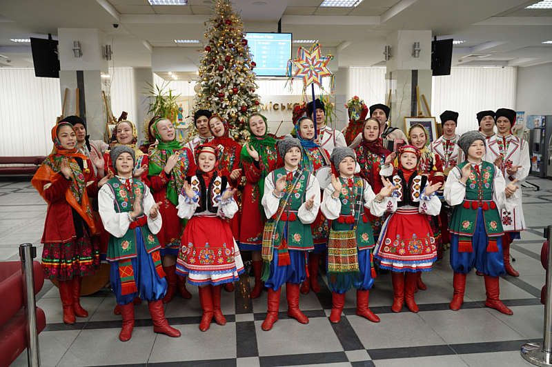 Народний ансамбль танцю «Барвінок» привітав вінничан зі Старим Новим роком