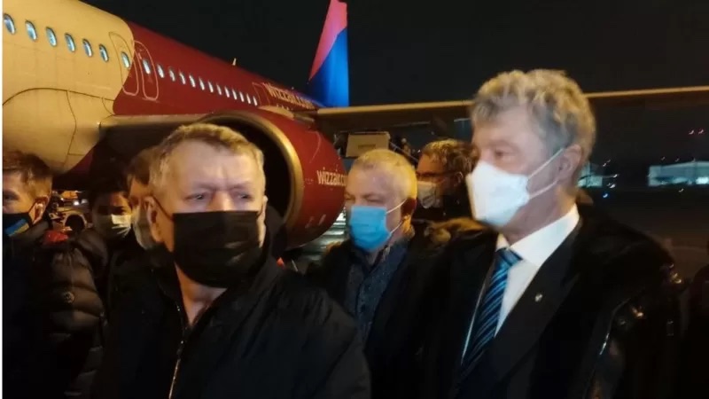 Наші кореспонденти в аеропорту Києва разом із вінничанами, які поїхали зустрічати Порошенка