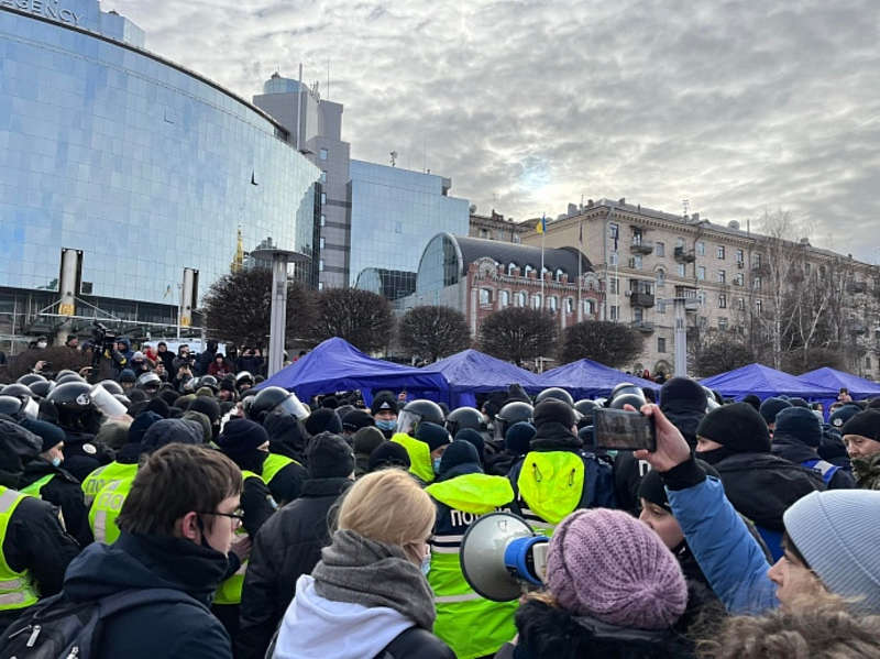 Вінничани в Києві під Печерським судом підтримують Порошенка. Поліція вчинила штовханину та зносить намети із чаєм та канапками для учасників акції