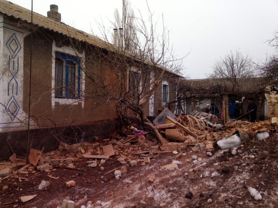 Луганщина під обстрілами: російські окупанти з крупнокаліберних мінометів розстріляли школу і житлові будинки та залізницю