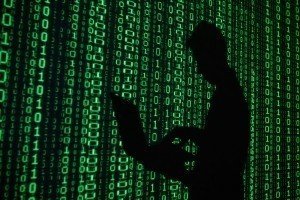 Російські військові хакери стояли за серією кібератак типу DDoS, які ненадовго відключили українські банківські та урядові сайти