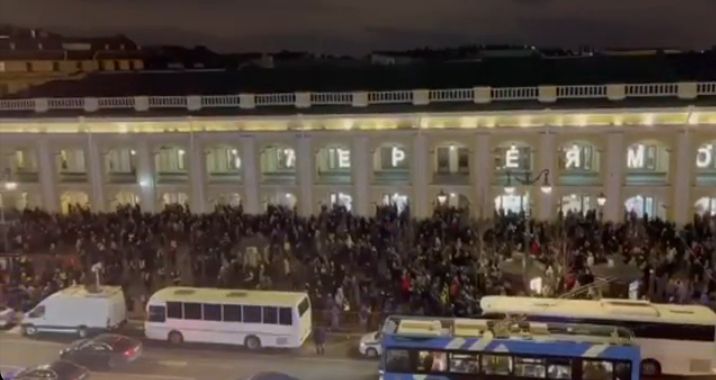 “Ні війні!” – акції протести відбуваються у Москві та Санкт-Петербурзі