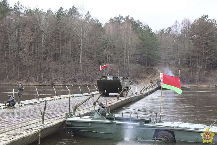 Через Прип’ять за 6 кілометрів від України перекинули понтонний міст – ЗМІ