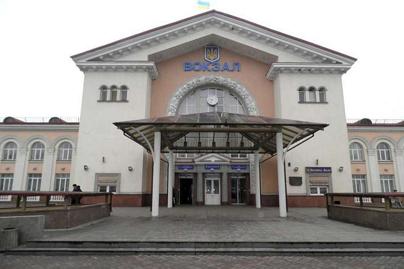 У Вінниці над центральним входом до залізничного вокзалу зняли старий та повісили новий годинник (відео)