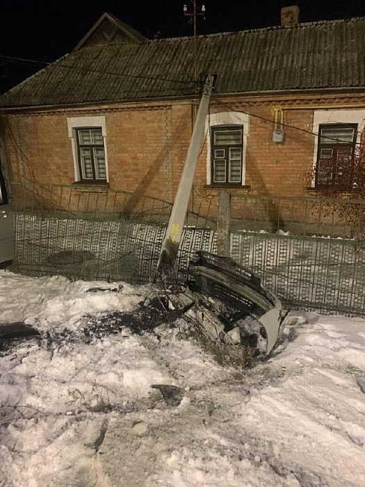 Електроопору збила автівку у Вінниці