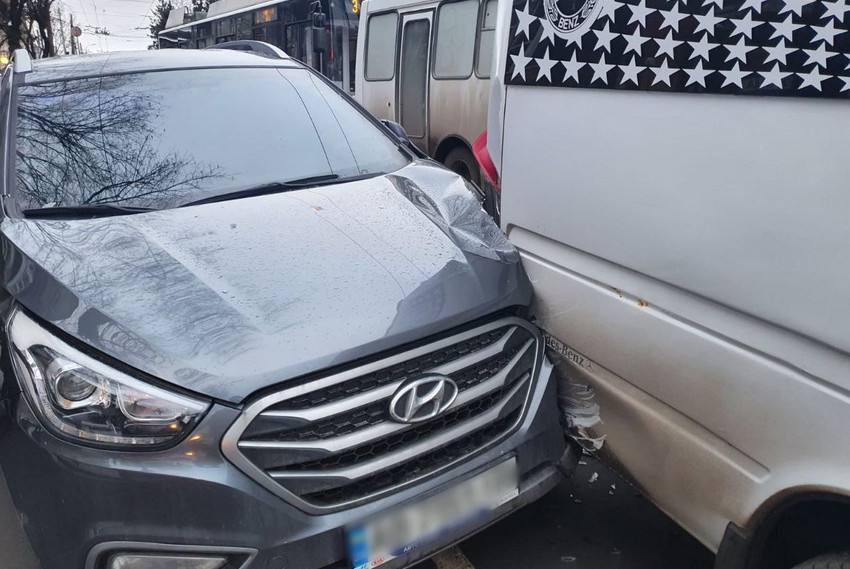 Автотроща в центрі Вінниці: водій «Хюндая» помер
