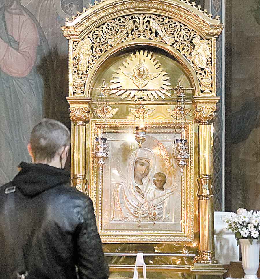 Викрадену з собору Казанську ікону Божої Матері віряни повертали молитвою