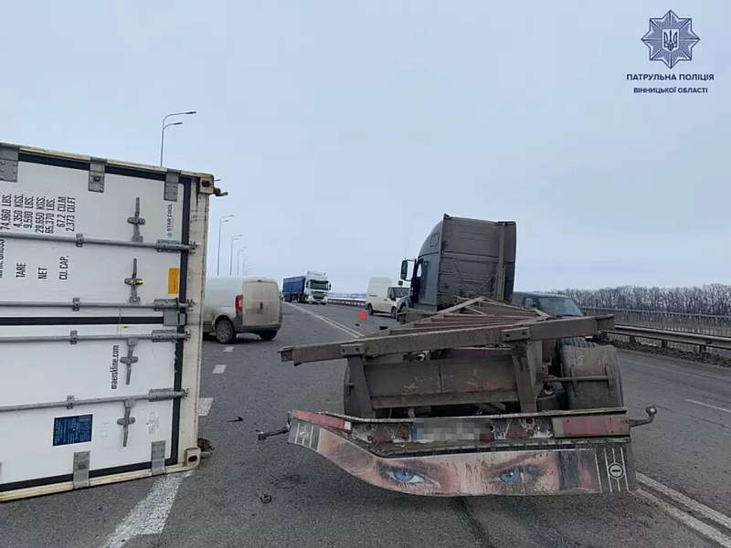 Контейнер упав на Фіат на Немирівському шосе у Вінниці (відео)