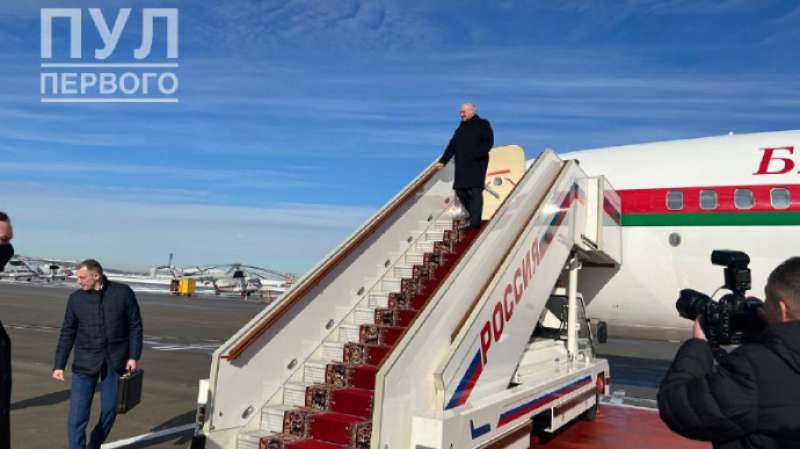 Лукашенко полетів до Путіна