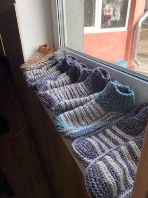 Шкарпетки – черевики  для потерпілих від рф в’яже біжанка на Вінниччині