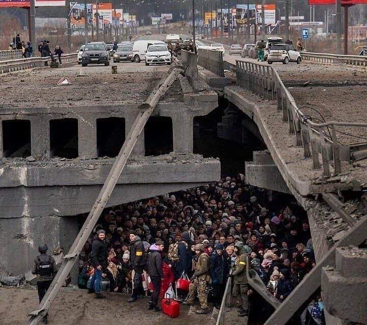 Фото дня – Ірпінь, де тисячі людей ховаються під мостом від авіаударів