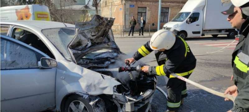 В автотрощі на Вінниччині загорівся Chevrolet Aveo