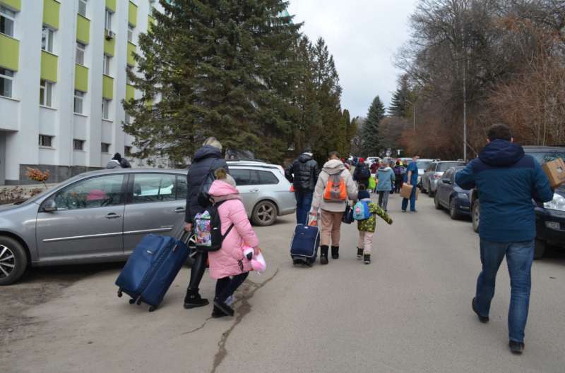 70 важкохворих українських дітей вивезли лікуватись закордон