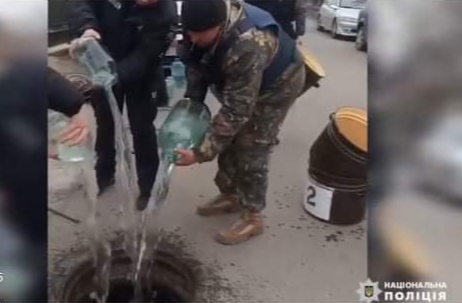 На Вінниччині – “сухий закон”, поліцейські виливають самогон та вилучають пляшки алкоголю з магазинів