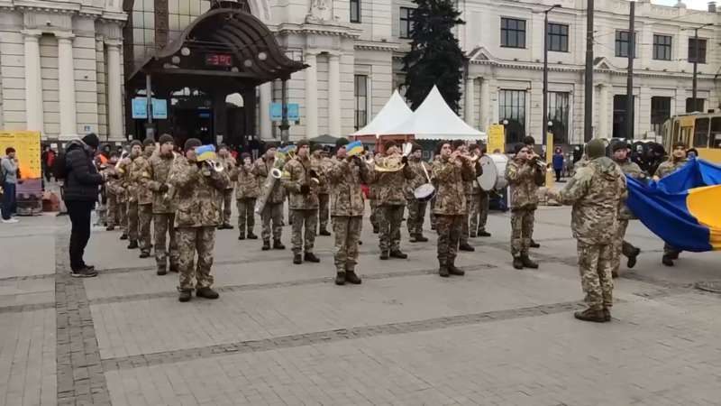 Заспівали Гімн України і розгорнули великий жовто-блакитний прапор у Львові