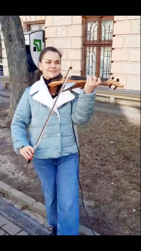 Настя з Києва грає на скрипці в центрі Вінниці (відео)