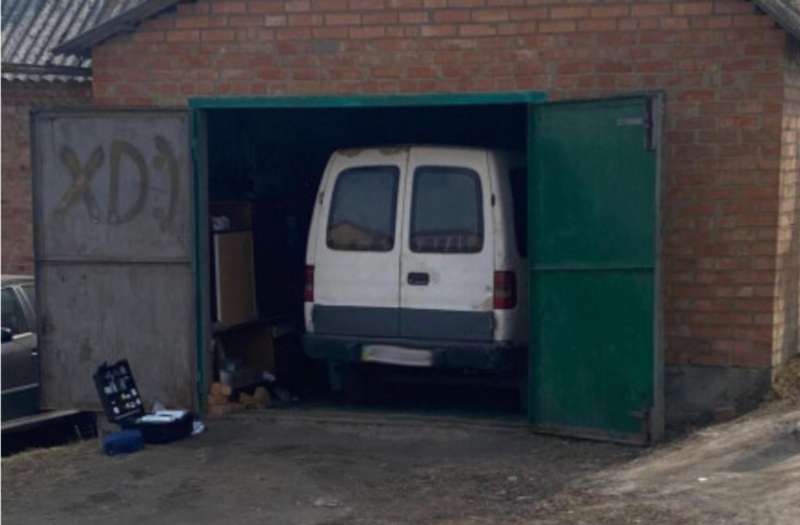 Рецидивісти викрали автівку та ховали її в гаражі на Вінниччині