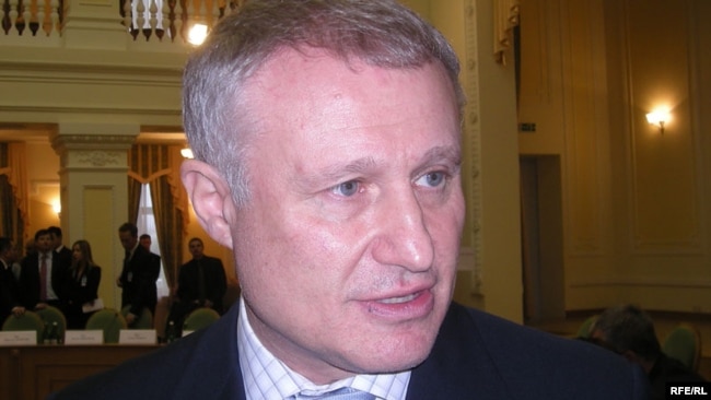 13 незадекларованих дорогих годинників намагався вивезти через зелений коридор Григорій Суркіс