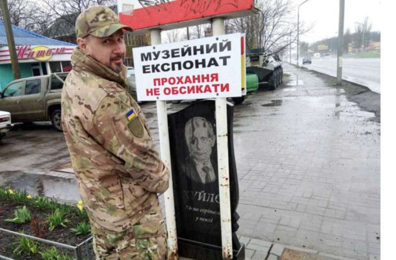 То “обс..кати”, чи “не обс..кати”? Український режисер Олег Сенцов показав “пам’ятник путіну”