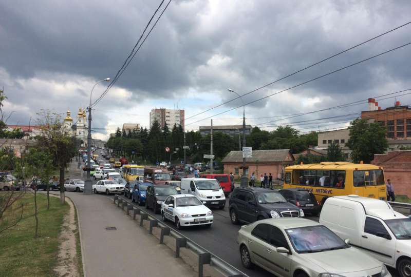 Кілометрові затори до Вінниці. Люди налякані погрозою ядерного удару по Львову