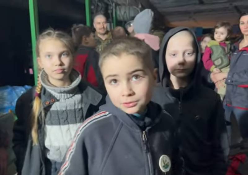 «Хочемо повернутись додому живими, хочемо побачити своїх батьків», — діти, які другий місяць сидять у підвалі під постійною атакою росіян (відео)