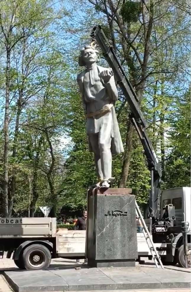 У Вінниці знесли Горького (відео)