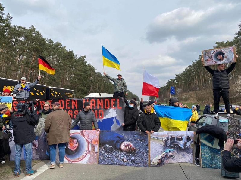 Невтомні наші активісти тижнями блокували поїзд російських фур через Білорусь