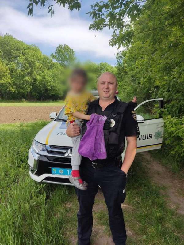 Бабуся з 4-х річною онучкою на городі, а їх поліція шукає у Ладижині