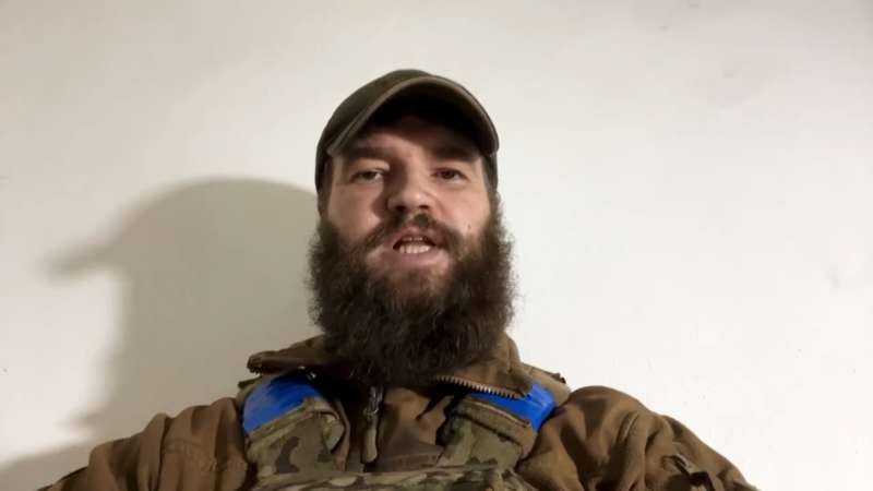 Командире, заберіть тіла наших військових, допоможіть пораненим у Маріуполі (відео)