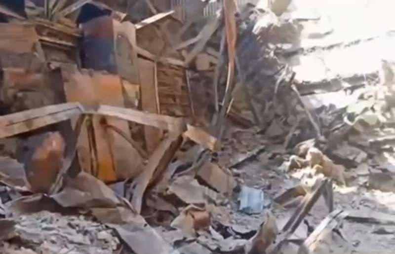 рашисти влаштували “автопробіг волонтерів” з червоними прапорами по Маріуполю