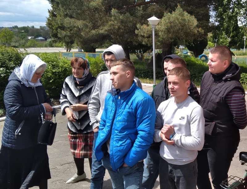 Сьогодні відбулись збори громади с. Олександрівка, що до закриття УПЦ МП, але піп Аркадій привіз з собою ось цих дітей для провокацій?