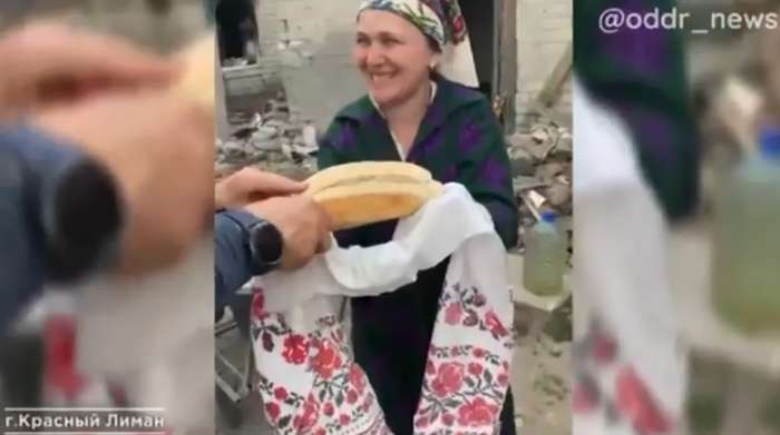 Батюшка з матушкою УПЦ (МП) в Червному Лимані хлібом зустрічають окупантів (відео)