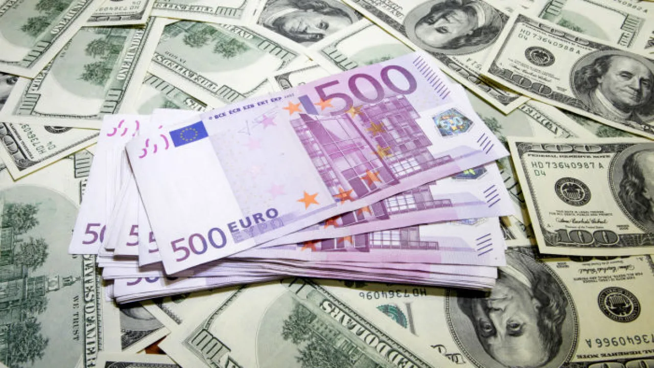 Євро протягом місяця зрівняється з доларом